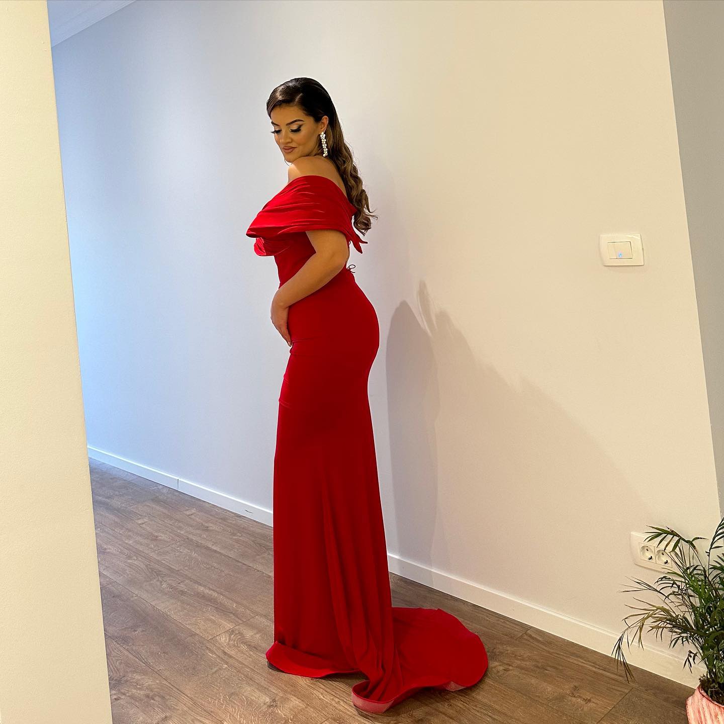 Hermoso vestido de fiesta de sirena color rubí con escote en V, hombros descubiertos y abertura hasta el suelo