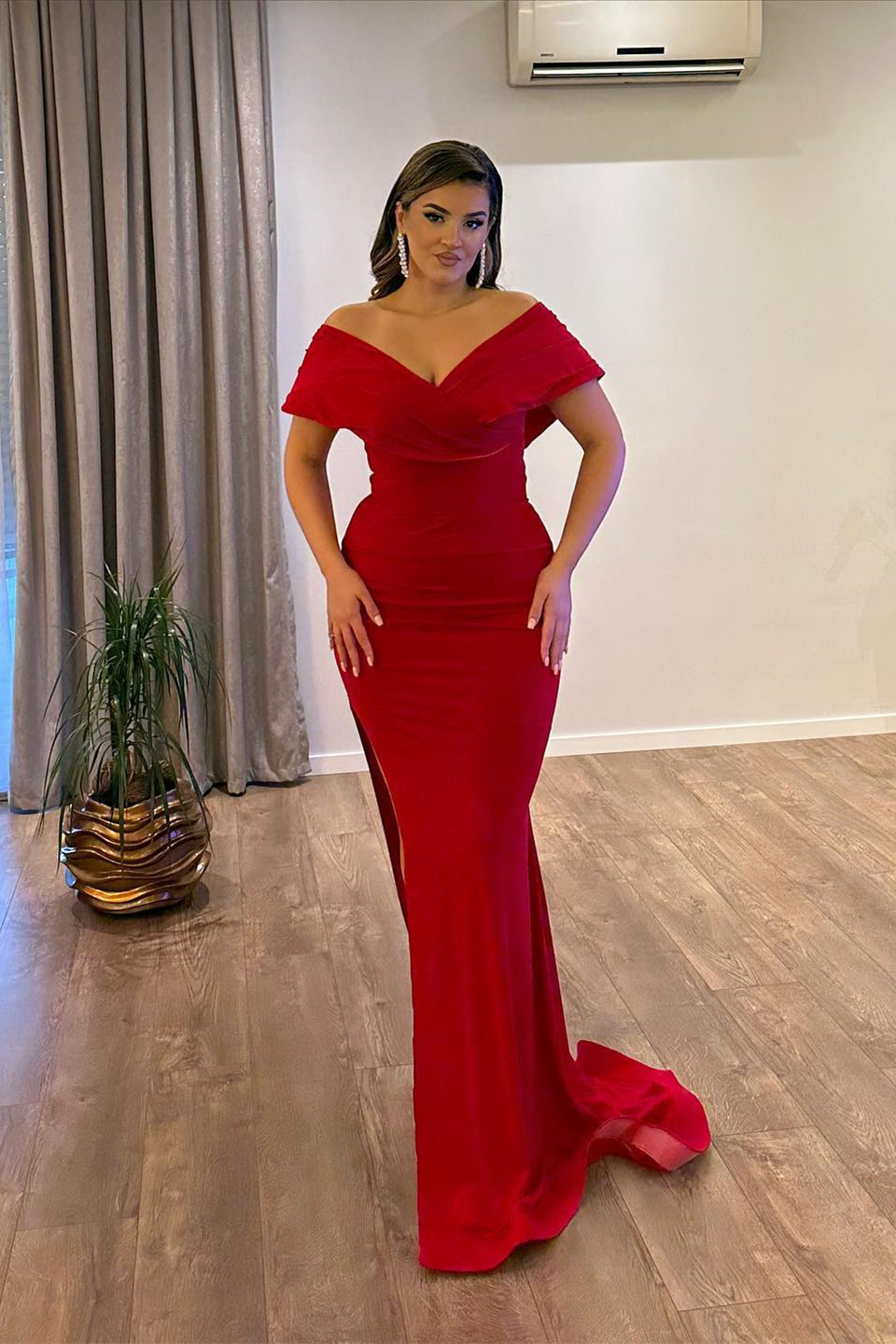 Hermoso vestido de fiesta de sirena color rubí con escote en V, hombros descubiertos y abertura hasta el suelo