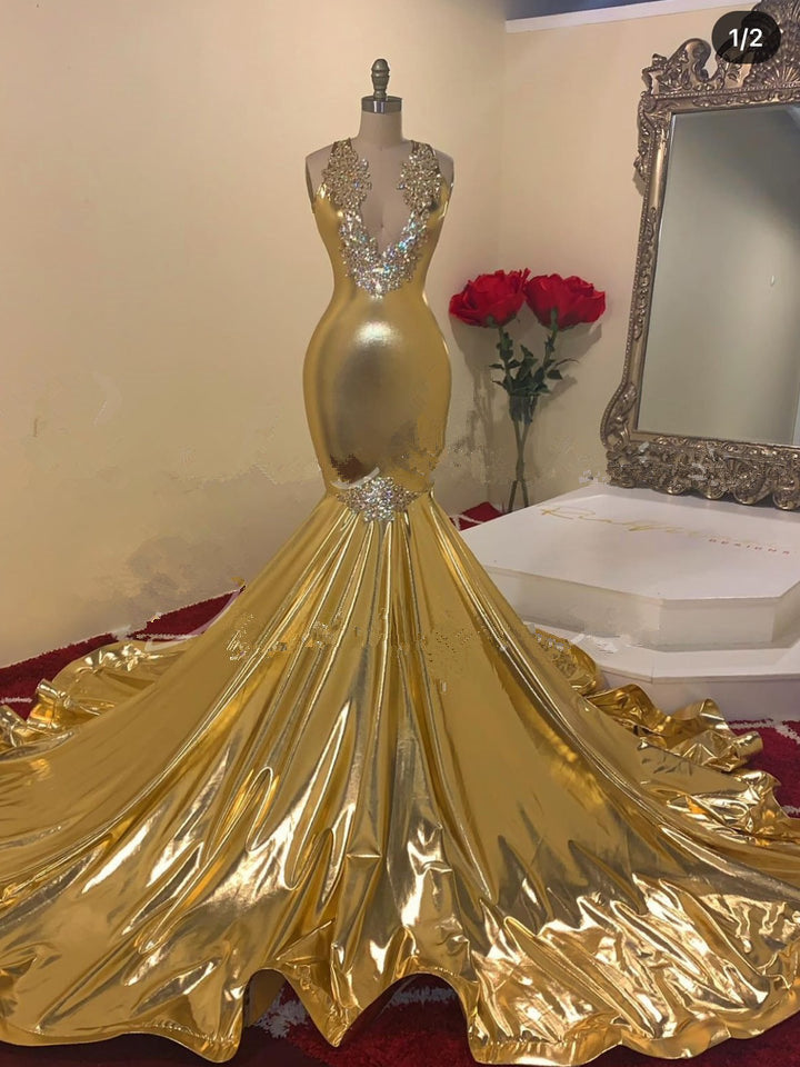 Wunderschönes, ärmelloses, bodenlanges Meerjungfrau-Ballkleid mit goldener Perlenverzierung und V-Ausschnitt