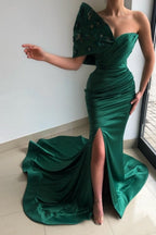 Wunderschönes grünes trägerloses ärmelloses Meerjungfrau-Ballkleid in Bodenlänge aus Satin mit Rüschen