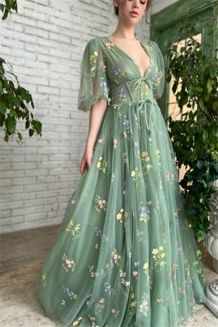Hermoso vestido de fiesta verde con escote en V y apliques en forma de A