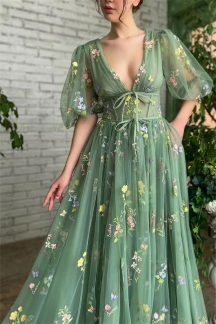 Hermoso vestido de fiesta verde con escote en V y apliques en forma de A