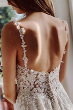 Wunderschönes elfenbeinfarbenes A-Linien-Brautkleid aus Spitze mit Schlitz