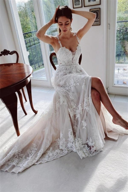 Wunderschönes elfenbeinfarbenes A-Linien-Brautkleid aus Spitze mit Schlitz