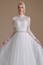 Hermosos vestidos de novia con escote joya, manga larga, corte A y largo hasta el suelo con estampado