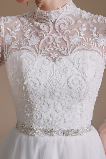 Hermosos vestidos de novia con escote joya, manga larga, corte A y largo hasta el suelo con estampado