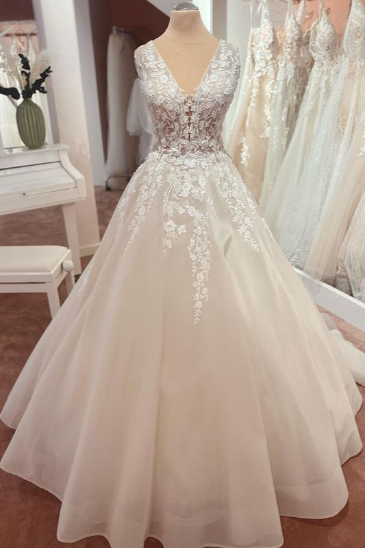 Wunderschönes langes A-Linien-Brautkleid aus Spitze und Tüll