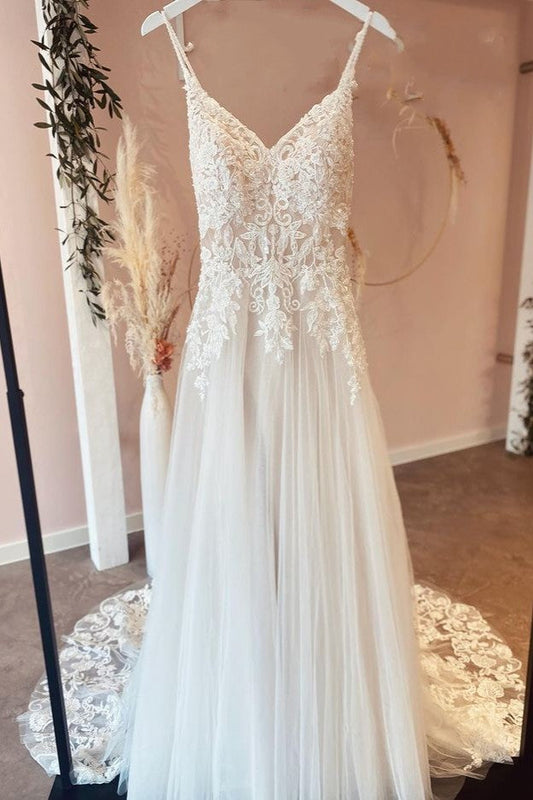 Wunderschönes langes rückenfreies A-Linien-Brautkleid aus Tüll mit Spitzenapplikationen