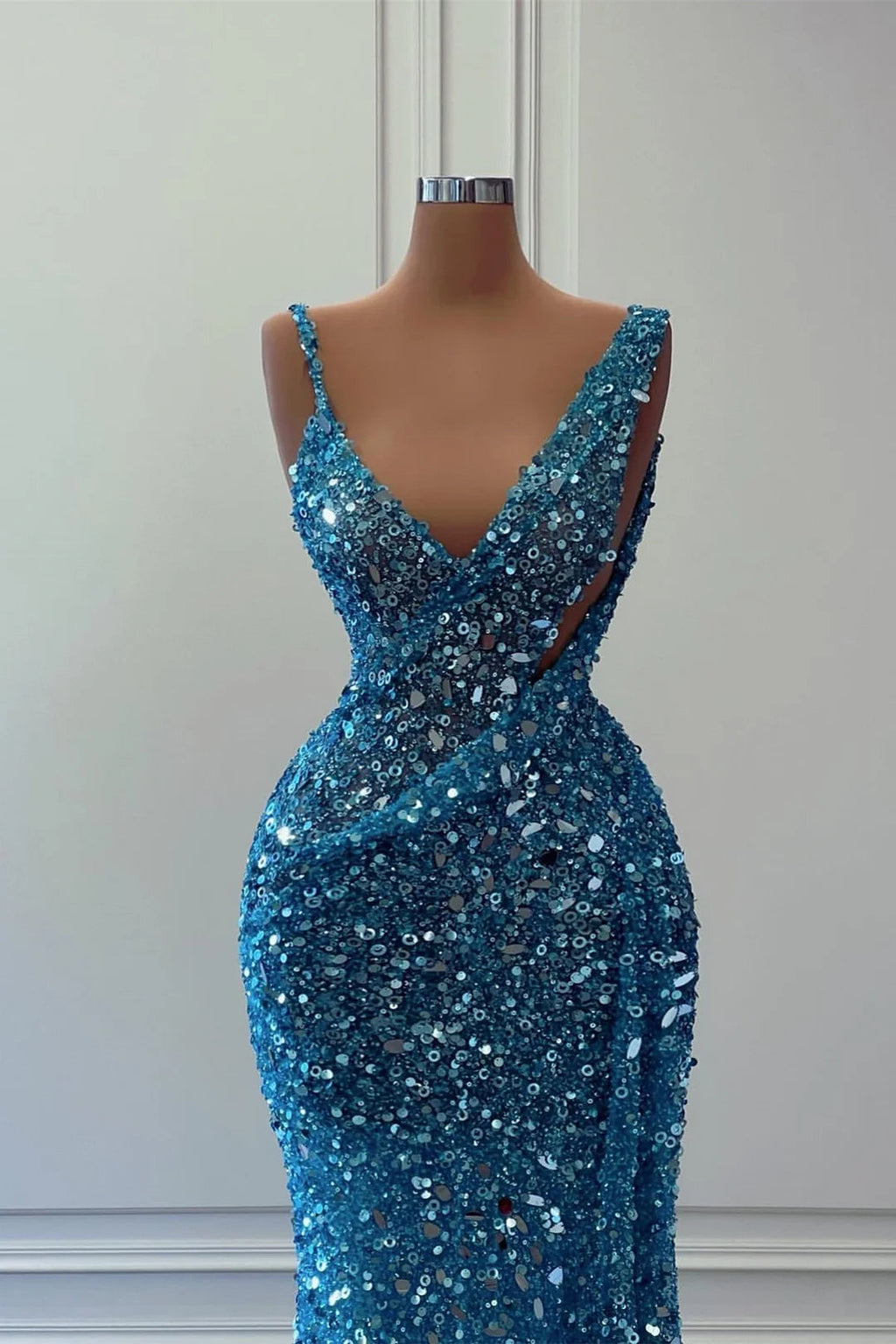 Hermoso vestido de fiesta largo azul de corte A con escote en V y lentejuelas sin mangas