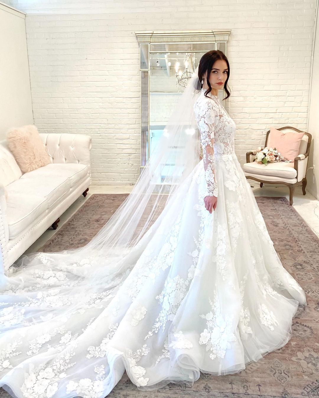 Wunderschönes langes A-Linien-Brautkleid mit hohem Halsausschnitt, offener Rückenspitze und Ärmeln