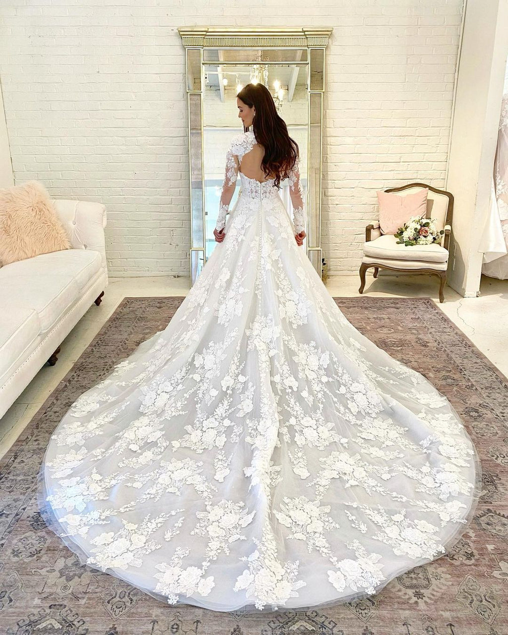 Wunderschönes langes A-Linien-Brautkleid mit hohem Halsausschnitt, offener Rückenspitze und Ärmeln