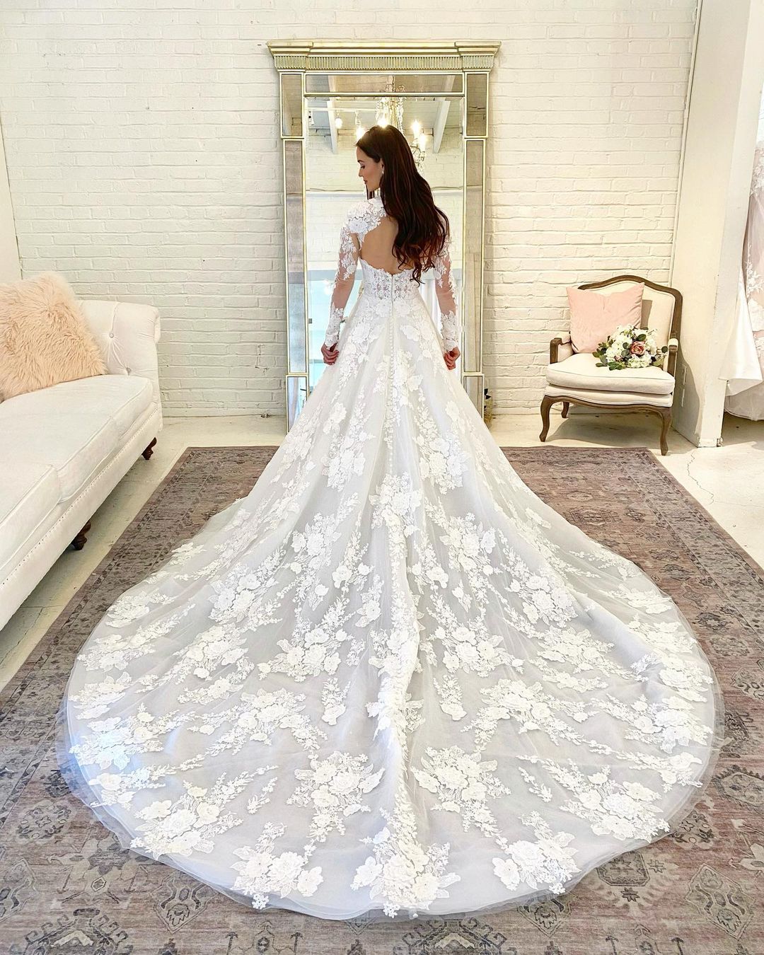 Wunderschönes langes A-Linien-Brautkleid mit hohem Halsausschnitt, offener Rückenspitze und Ärmeln