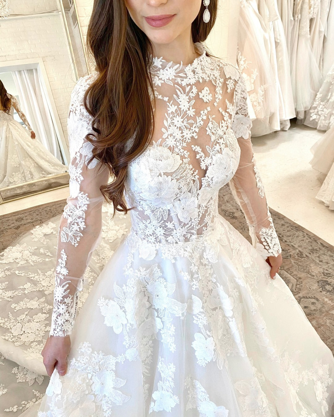 Wunderschönes langes A-Linien-Brautkleid mit hohem Halsausschnitt, offener Rückenspitze und Ärmeln