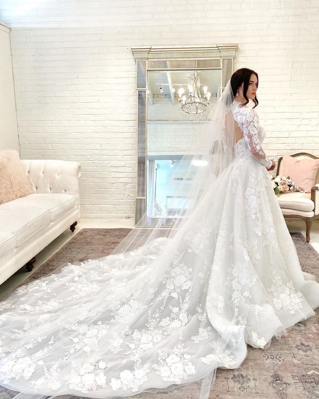 Wunderschönes langes A-Linien-Brautkleid mit hohem Halsausschnitt, offener Rückenspitze und Ärmeln