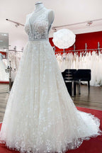 Hermosos vestidos de novia largos de tul con apliques de encaje y espalda abierta.