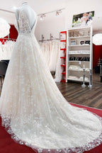 Hermosos vestidos de novia largos de tul con apliques de encaje y espalda abierta.