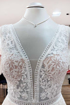 Hermosos vestidos de novia largos de tul con apliques de encaje y espalda abierta.