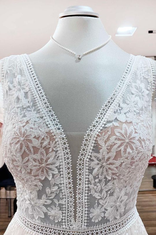 Wunderschönes langes A-Linien-Brautkleid mit Spitzenapplikationen und offenem Rücken aus Tüll