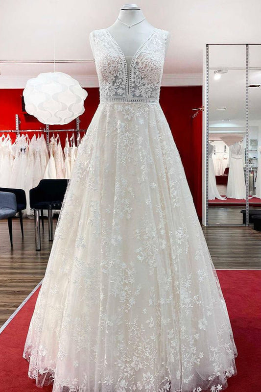 Wunderschönes langes A-Linien-Brautkleid mit Spitzenapplikationen und offenem Rücken aus Tüll