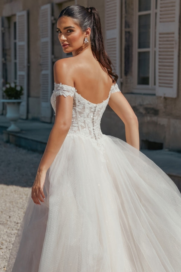Hermoso vestido de novia largo de tul con apliques y hombros descubiertos en forma de A