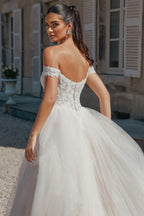 Hermoso vestido de novia largo de tul con apliques y hombros descubiertos en forma de A