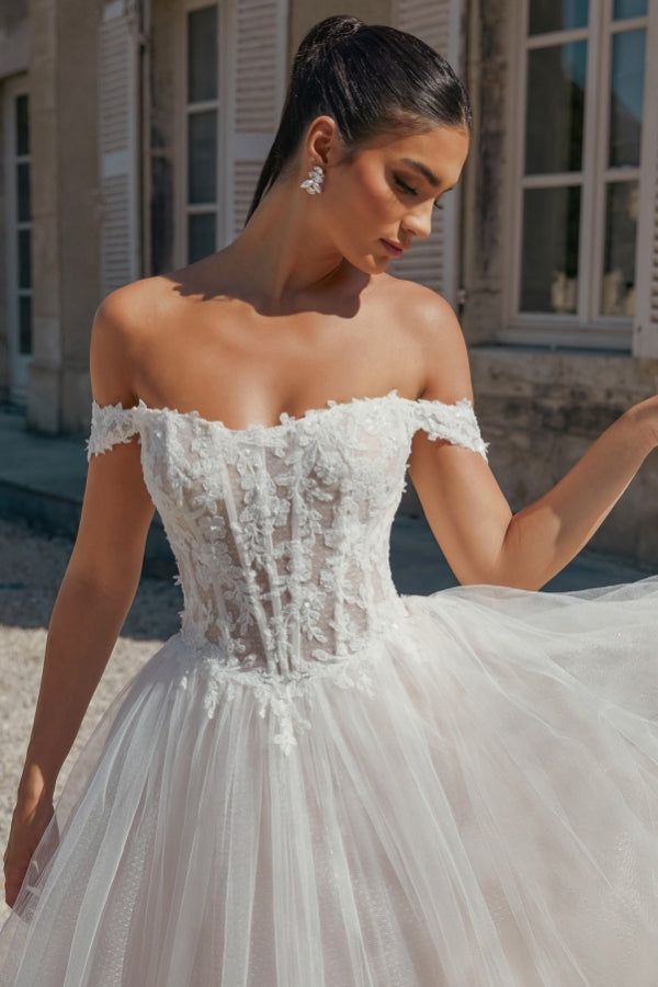 Hermoso vestido de novia largo de tul con apliques y hombros descubiertos en forma de A