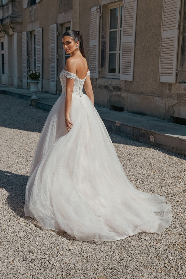 Hermoso vestido de novia largo de tul con apliques y hombros descubiertos en forma de A