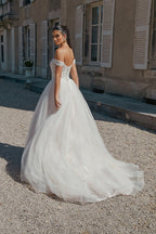 Hermoso vestido de novia largo de tul con apliques y hombros descubiertos en forma de A