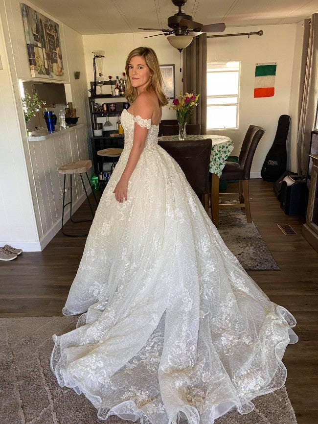 Wunderschönes langes schulterfreies Brautkleid in A-Linie mit Spitzenapplikationen und Perlen