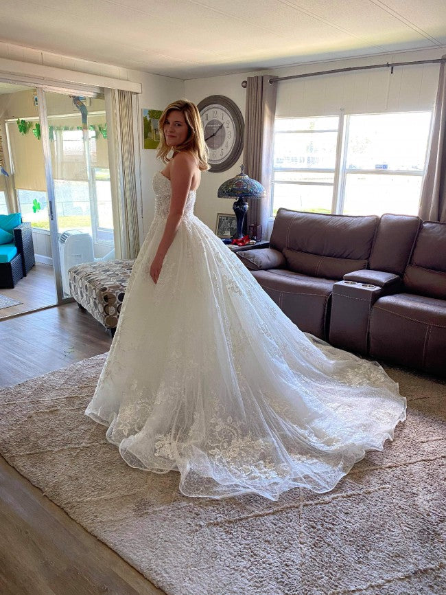 Wunderschönes langes schulterfreies Brautkleid in A-Linie mit Spitzenapplikationen und Perlen