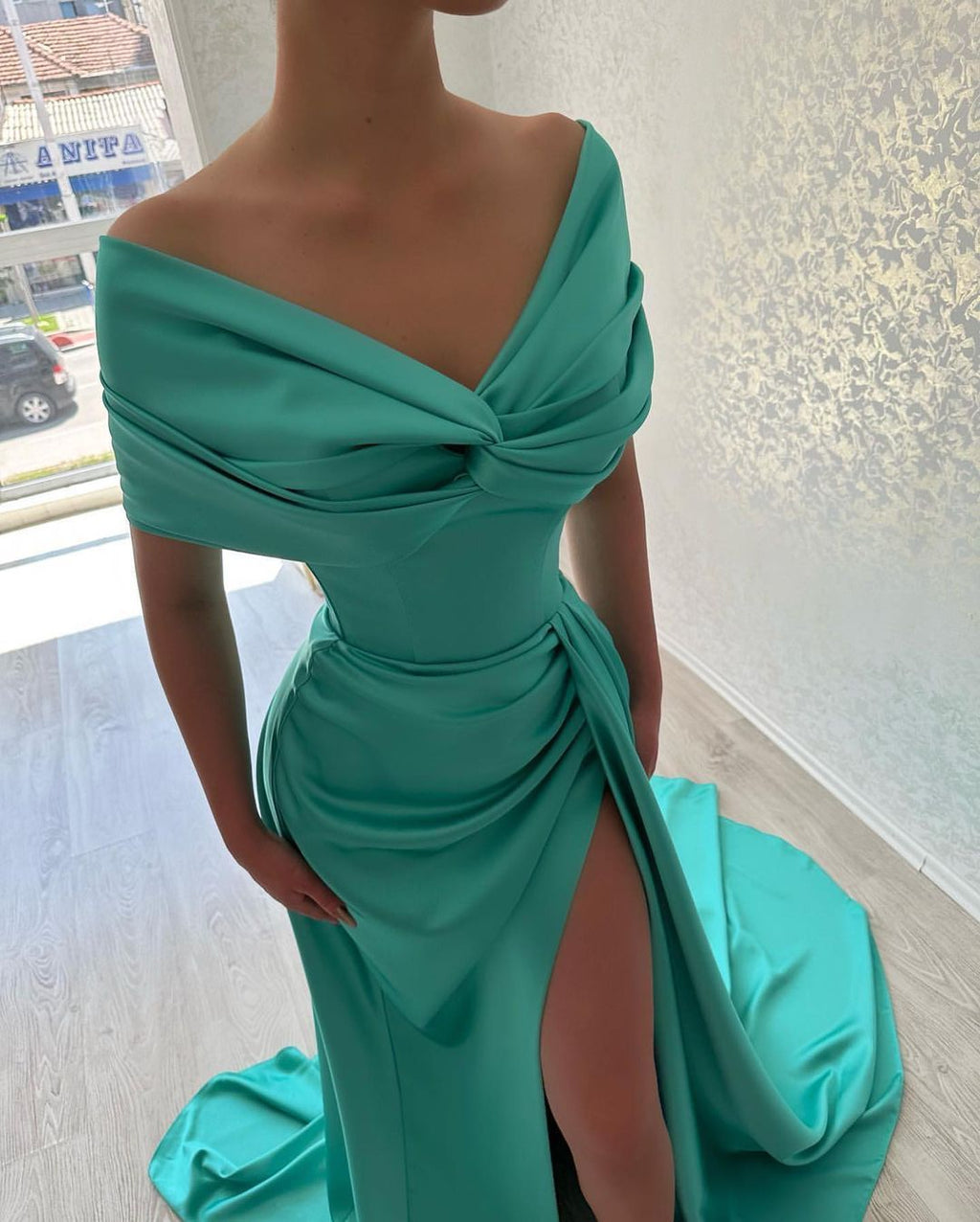 Hermoso vestido de fiesta largo de corte A con hombros descubiertos y abertura