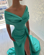 Hermoso vestido de fiesta largo de corte A con hombros descubiertos y abertura
