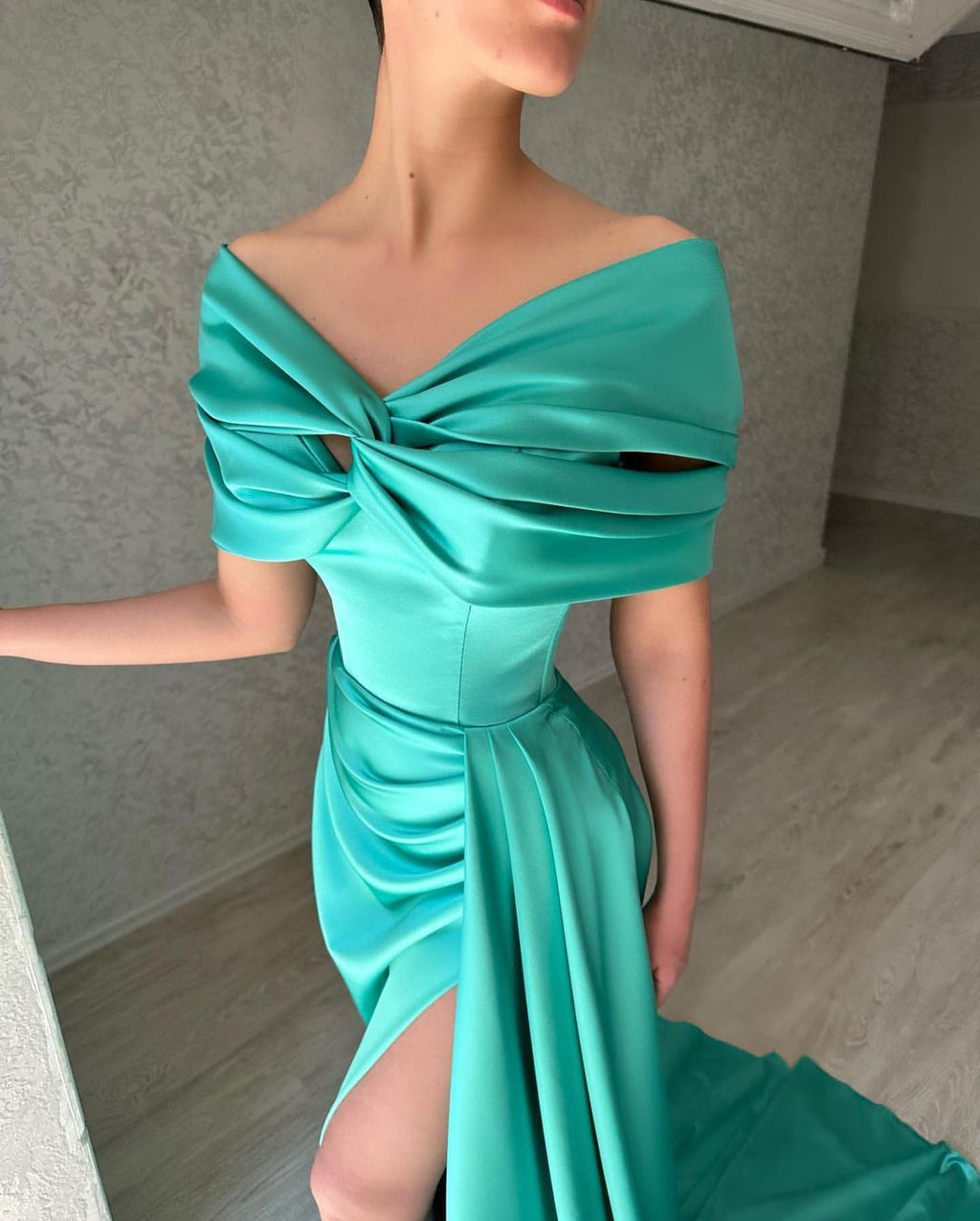 Hermoso vestido de fiesta largo de corte A con hombros descubiertos y abertura