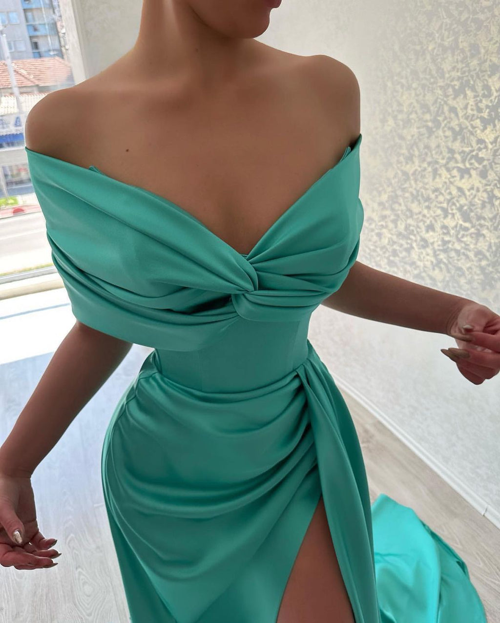 Hermoso vestido de fiesta largo de corte A con hombros descubiertos y abertura