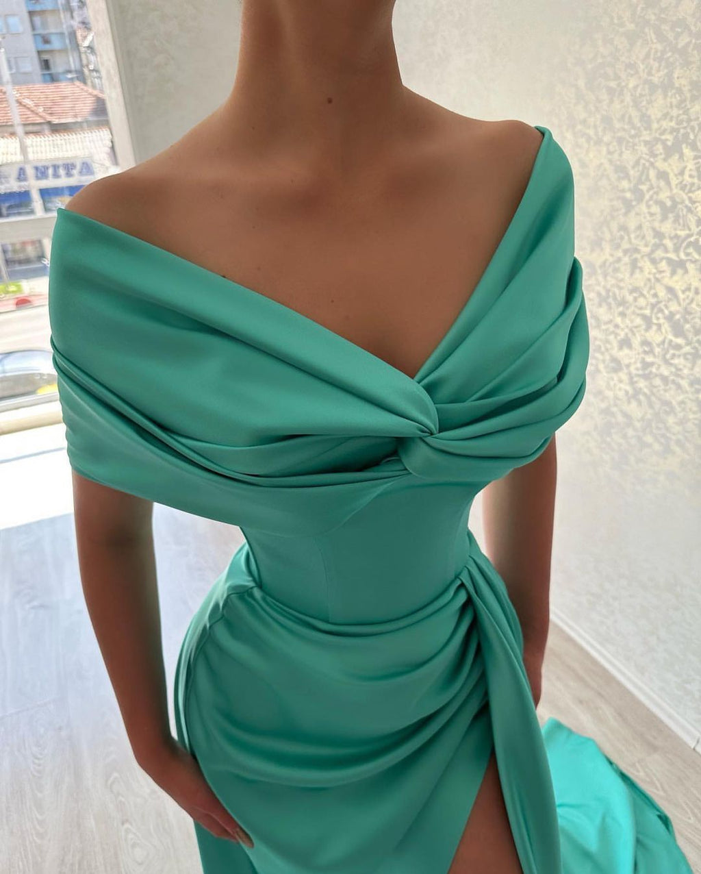Hermoso vestido de fiesta largo de corte A con hombros descubiertos y abertura