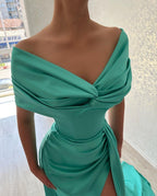 Hermoso vestido de fiesta largo de corte A con hombros descubiertos y abertura