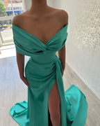 Hermoso vestido de fiesta largo de corte A con hombros descubiertos y abertura