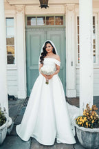 Hermosos vestidos de novia largos de satén con hombros descubiertos y corte A
