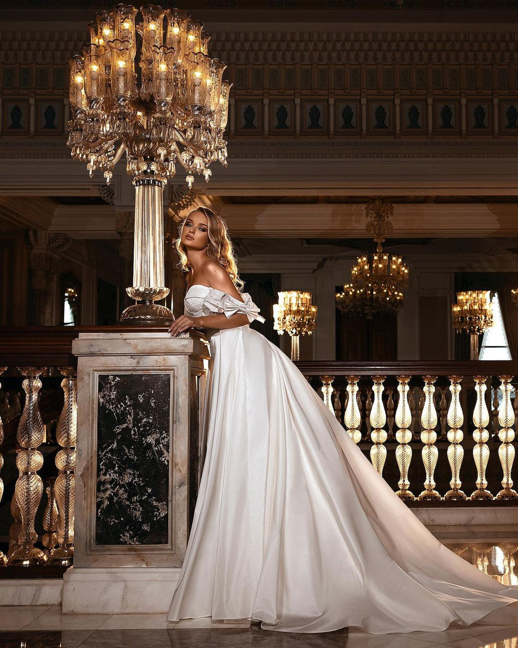 Wunderschönes langes A-Linien-Brautkleid mit schulterfreiem Ausschnitt und Applikationen aus Spitze und Satin