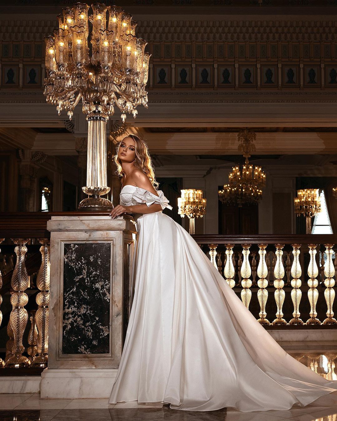 Wunderschönes langes A-Linien-Brautkleid mit schulterfreiem Ausschnitt und Applikationen aus Spitze und Satin