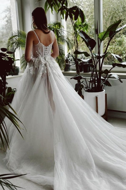 Wunderschönes langes A-Linien-Brautkleid mit Spaghettiträgern und Tüllspitze und Schlitz