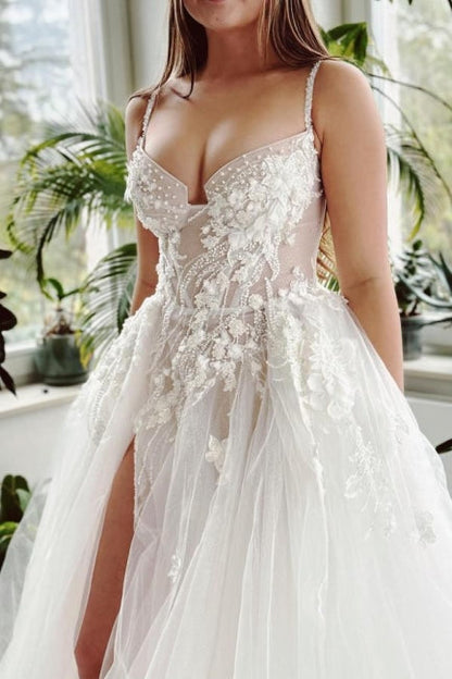 Wunderschönes langes A-Linien-Brautkleid mit Spaghettiträgern und Tüllspitze und Schlitz