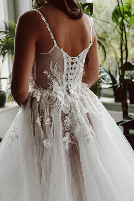 Wunderschönes langes A-Linien-Brautkleid mit Spaghettiträgern und Tüllspitze und Schlitz
