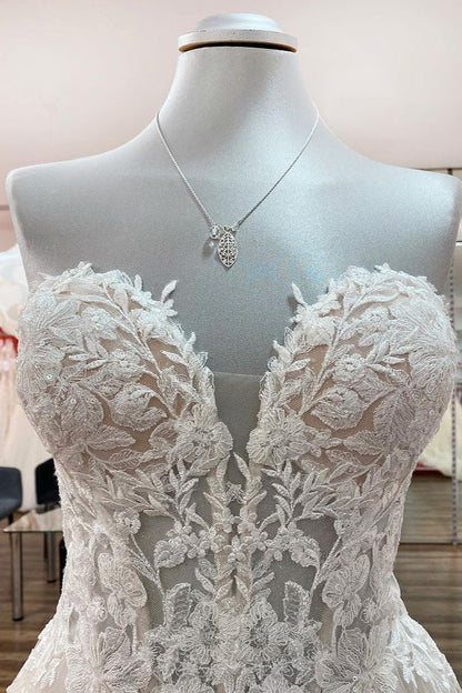 Wunderschönes langes trägerloses A-Linien-Brautkleid aus Tüll in Elfenbein mit Spitzenapplikationen