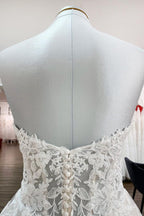Hermoso vestido de novia largo de tul color marfil sin tirantes, corte A y apliques de encaje.