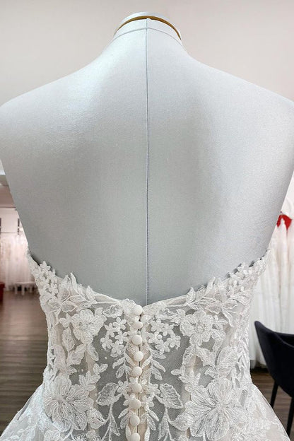 Wunderschönes langes trägerloses A-Linien-Brautkleid aus Tüll in Elfenbein mit Spitzenapplikationen