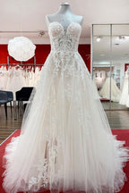 Hermoso vestido de novia largo de tul color marfil sin tirantes, corte A y apliques de encaje.