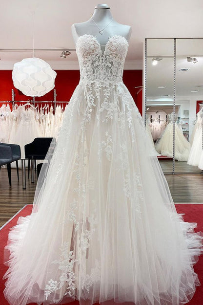Wunderschönes langes trägerloses A-Linien-Brautkleid aus Tüll in Elfenbein mit Spitzenapplikationen