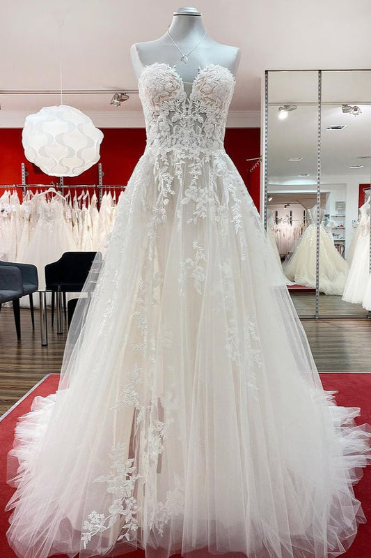 Wunderschönes langes trägerloses A-Linien-Brautkleid aus Tüll in Elfenbein mit Spitzenapplikationen
