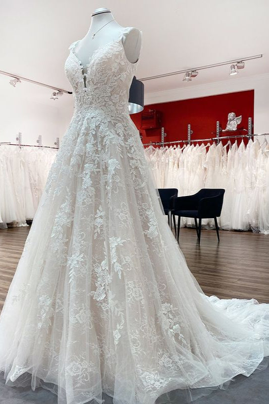 Wunderschönes langes A-Linien-Brautkleid mit Tüllspitze und V-Ausschnitt und offenem Rücken